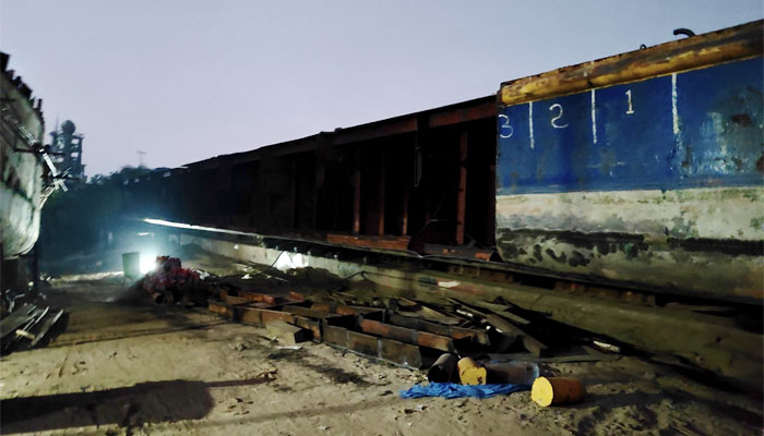 ছাত্রদল নেতাসহ ৭ জনের বিরুদ্ধে জাহাজ কেটে বিক্রির অভিযোগ, গ্রেপ্তার ১ ছাত্রদল নেতাসহ ৭ জনের বিরুদ্ধে জাহাজ কেটে বিক্রির অভিযোগ, গ্রেপ্তার ১