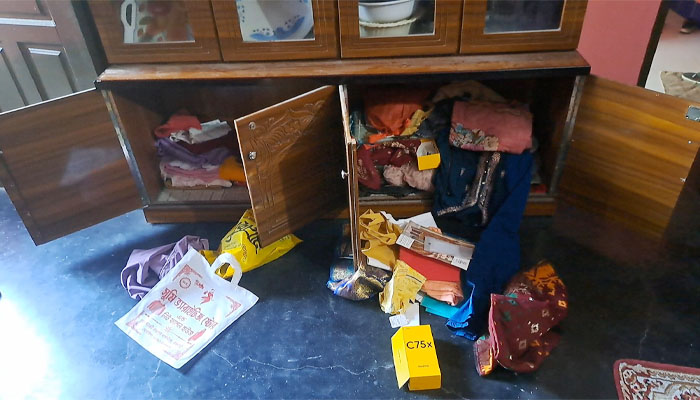 রাজবাড়ীতে ঠিকাদারের বাড়িতে দুর্ধর্ষ ডাকাতি, টাকা ও স্বর্ণালংকার লুট রাজবাড়ীতে ঠিকাদারের বাড়িতে দুর্ধর্ষ ডাকাতি, টাকা ও স্বর্ণালংকার লুট