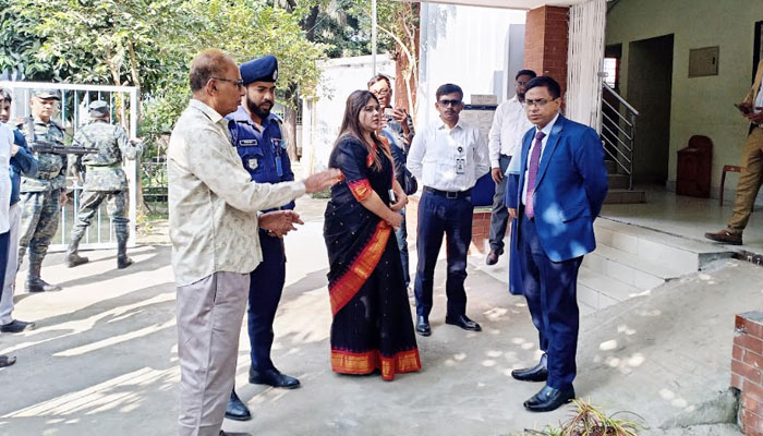 নারায়ণগঞ্জে বিভিন্ন সরকারি দপ্তর পরিদর্শনে জেলা প্রশাসক নারায়ণগঞ্জে বিভিন্ন সরকারি দপ্তর পরিদর্শনে জেলা প্রশাসক