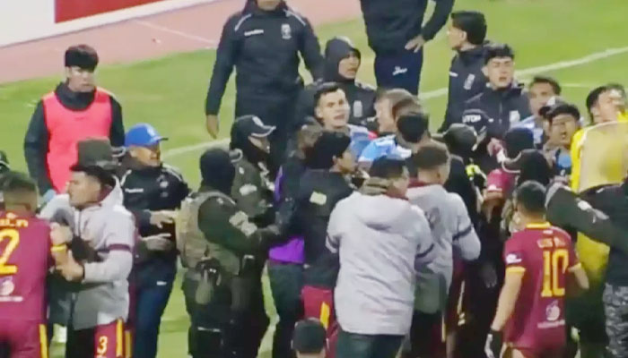 ফুটবল ম্যাচে ব্যাপক মারামারি, দেখানো হলো ১৭ লাল কার্ড! ফুটবল ম্যাচে ব্যাপক মারামারি, দেখানো হলো ১৭ লাল কার্ড!