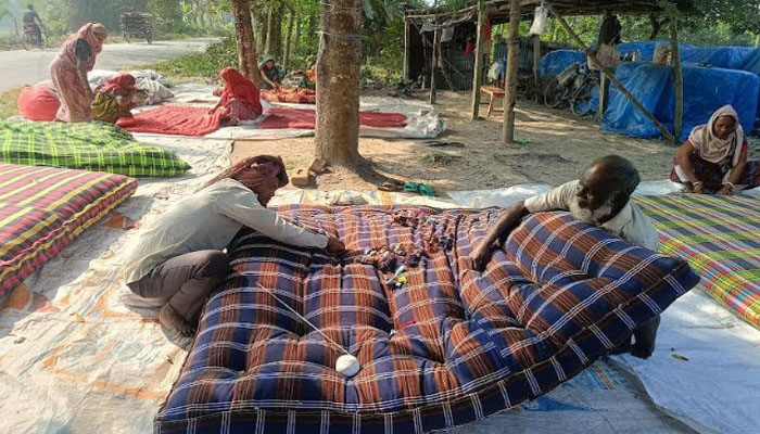 চুয়াডাঙ্গায় ব্যস্ততা বেড়েছে লেপ-তোশক কারিগরদের চুয়াডাঙ্গায় ব্যস্ততা বেড়েছে লেপ-তোশক কারিগরদের