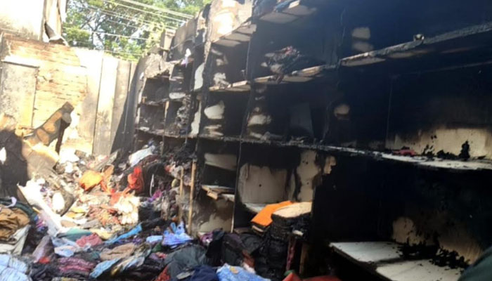 হাজীগঞ্জে ৫ দোকানে ভয়াবহ অগ্নিকাণ্ড, কোটি টাকার ক্ষয়ক্ষতি হাজীগঞ্জে ৫ দোকানে ভয়াবহ অগ্নিকাণ্ড, কোটি টাকার ক্ষয়ক্ষতি