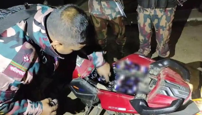 মোটরসাইকেল থেকে ১৯৬ বোতল ভারতীয় মাদক জব্দ, আটক ১ মোটরসাইকেল থেকে ১৯৬ বোতল ভারতীয় মাদক জব্দ, আটক ১