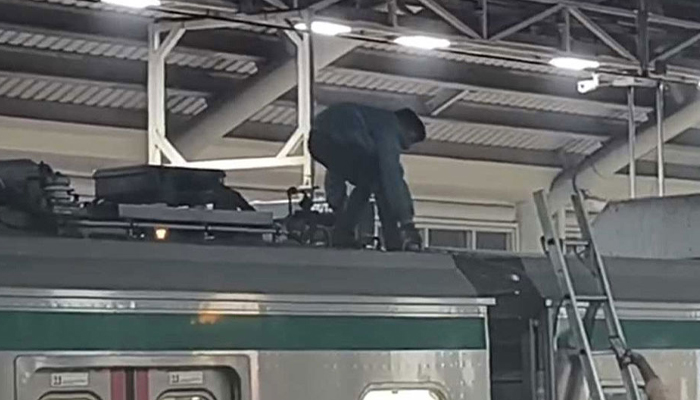 মেট্রোরেলের ওপরে দুই কিশোর, চলাচল বন্ধ