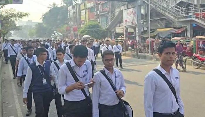 সায়েন্সল্যাবে ঢাকা কলেজ শিক্ষার্থীদের অবরোধ