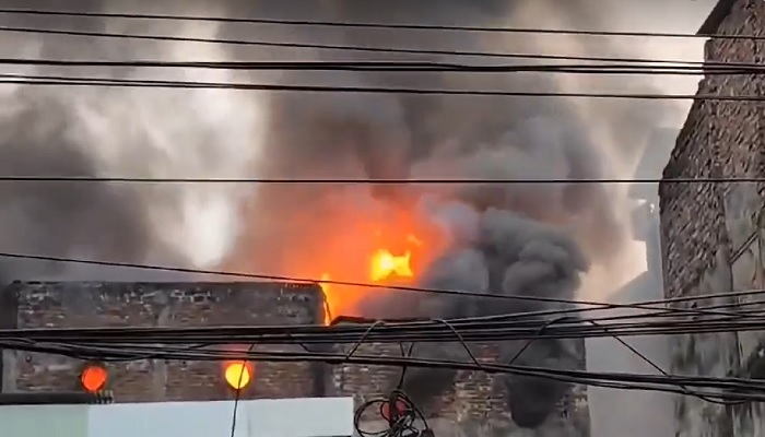 চকবাজারে আবাসিক ভবনে আগুন, নিয়ন্ত্রণে ৭ ইউনিট চকবাজারে আবাসিক ভবনে আগুন, নিয়ন্ত্রণে ৭ ইউনিট