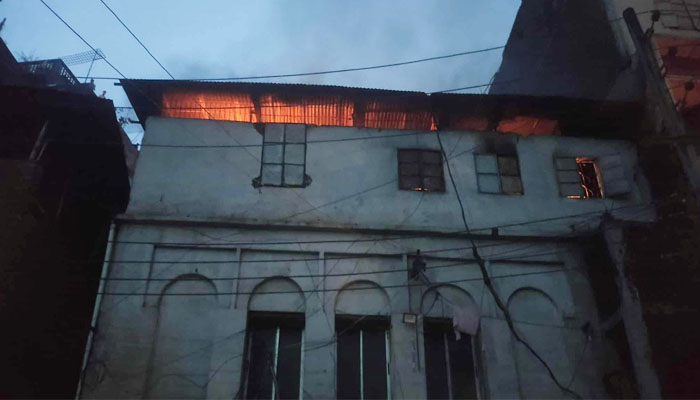 চকবাজারে আগুন দেড় ঘণ্টার চেষ্টায় নিয়ন্ত্রণে চকবাজারে আগুন দেড় ঘণ্টার চেষ্টায় নিয়ন্ত্রণে