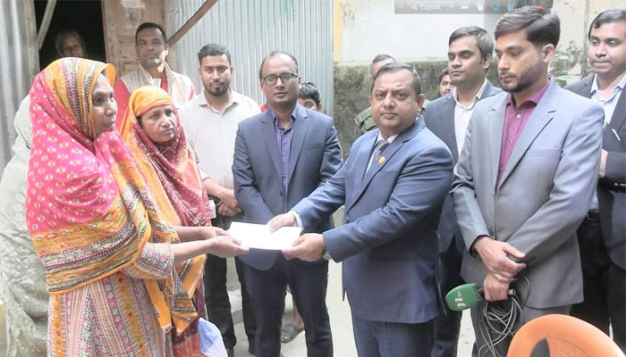 সিরাজগঞ্জে ২ শহীদ পরিবারকে জেলা প্রশাসকের সহায়তা