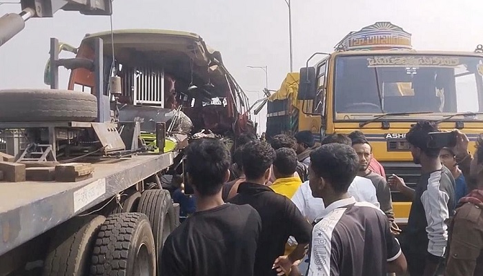 মাদারীপুরে এক্সপ্রেসওয়েতে বাস-ট্রাক সংঘর্ষ, নিহত ৩