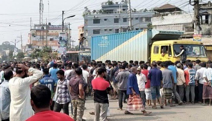 সিরাজগঞ্জে ট্রাক শ্রমিক অফিস ভাঙচুরের ঘটনায় সড়ক অবরোধ
