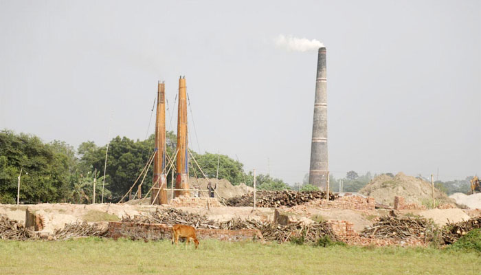 পাবনায় ১৬৬ ইটভাটার মধ্যে ১৪১টি অবৈধ, পরিবেশ ও ফসল বিপন্ন পাবনায় ১৬৬ ইটভাটার মধ্যে ১৪১টি অবৈধ, পরিবেশ ও ফসল বিপন্ন