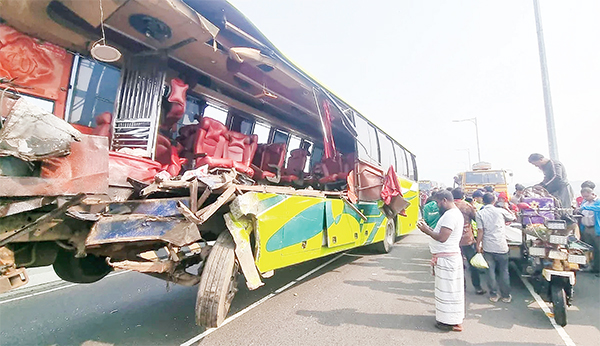 নিয়ন্ত্রণ হারিয়ে ট্রাককে ধাক্কা দেয় বাস