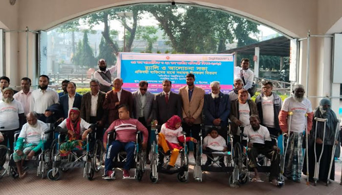 রংপুরে প্রতিবন্ধীদের মাঝে হুইল চেয়ার ও ত্রুাচ বিতরণ
