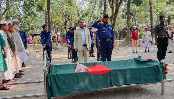 দেবহাটায় বীর মুক্তিযোদ্ধা আহাদ আলীর রাষ্ট্রীয় মর্যাদায় দাফন