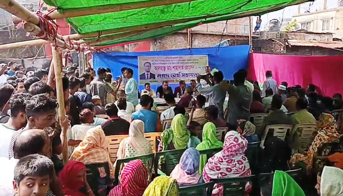 রৌফাবাদ অগ্নিকাণ্ডে চসিক মেয়রের আর্থিক সহায়তা প্রদান