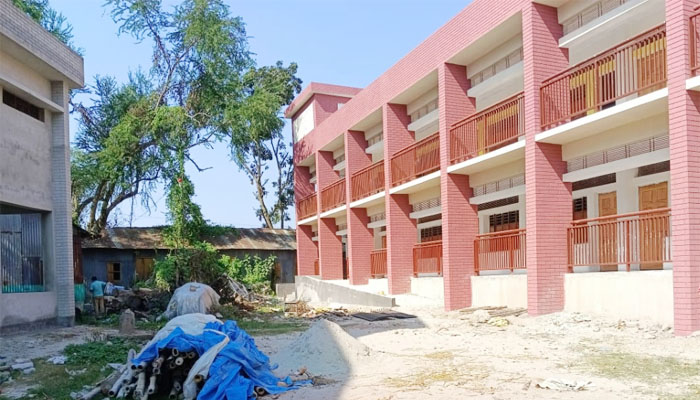 বিদ্যালয় ভবন নির্মাণকালেই ফাটল, নিম্নমানের সামগ্রী ব্যবহারের অভিযোগ