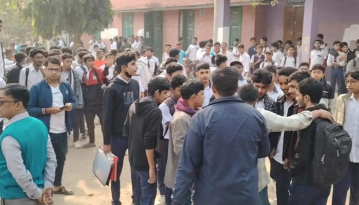 চুয়াডাঙ্গায় পরীক্ষা না নেওয়ার দাবিতে শিক্ষার্থীদের বিক্ষোভ