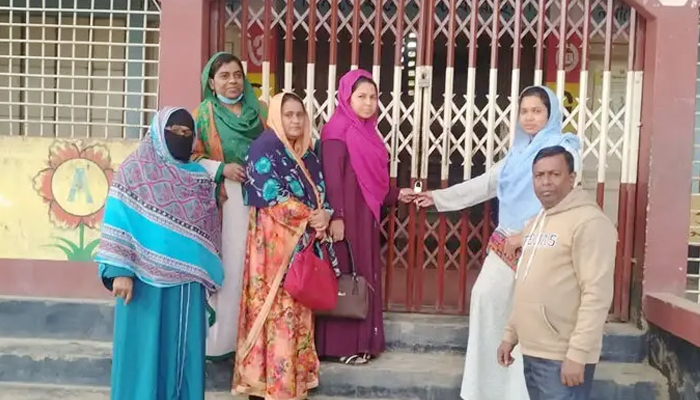 সরকারের হুঁশিয়ারির পরও প্রাথমিকে তালাবদ্ধ রাখার ঘোষণা