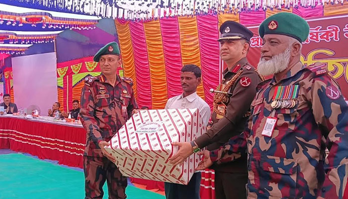 কাস্তে হাতে সেই কৃষককে বিজিবির সংবর্ধনা কাস্তে হাতে সেই কৃষককে বিজিবির সংবর্ধনা