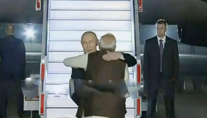 দিল্লিতে পুতিন, বিমানবন্দরে স্বাগত জানালেন মোদি