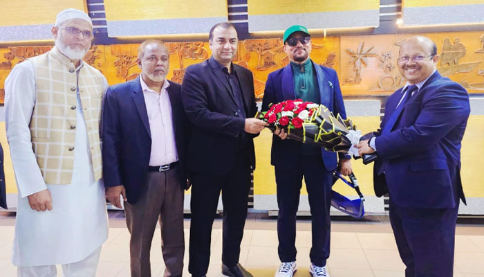 দেশে ফিরলেন চসিক মেয়র ডা. শাহাদাত