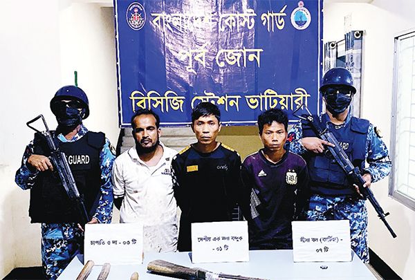 সীতাকুন্ডে কোস্ট গার্ডের অভিযানে তিন দুষ্কৃতকারী আটক সীতাকুন্ডে কোস্ট গার্ডের অভিযানে তিন দুষ্কৃতকারী আটক
