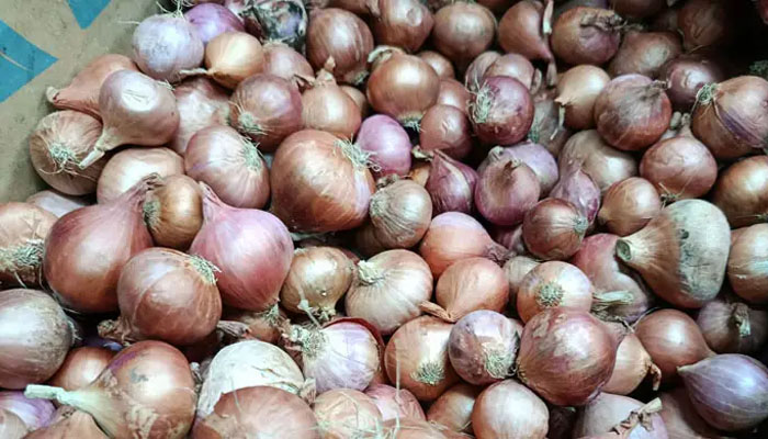 সরবরাহ সংকটে পেঁয়াজের দাম চড়া, কমেছে শীতের সবজির দাম