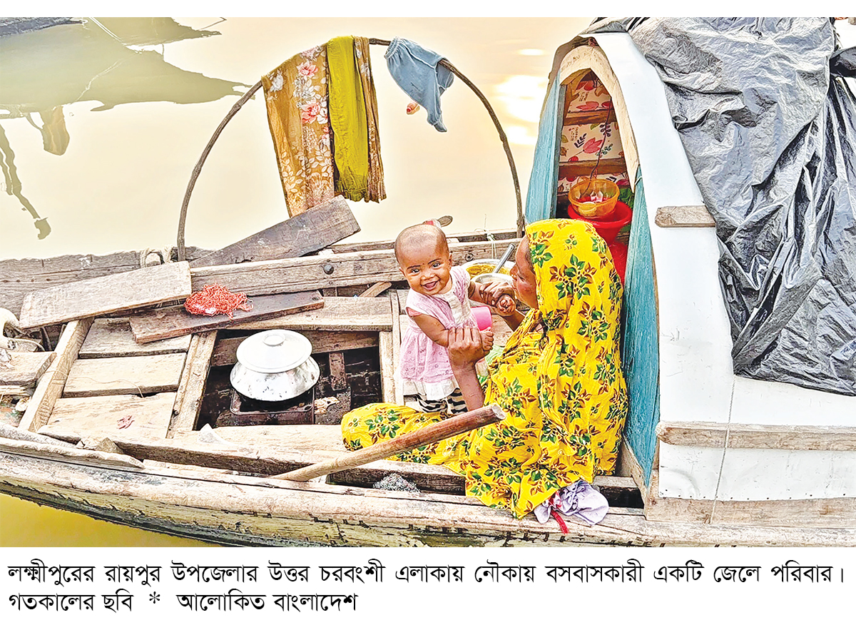 নৌকাতেই বসবাস ভূমিহীন ৫০ জেলে পরিবারের