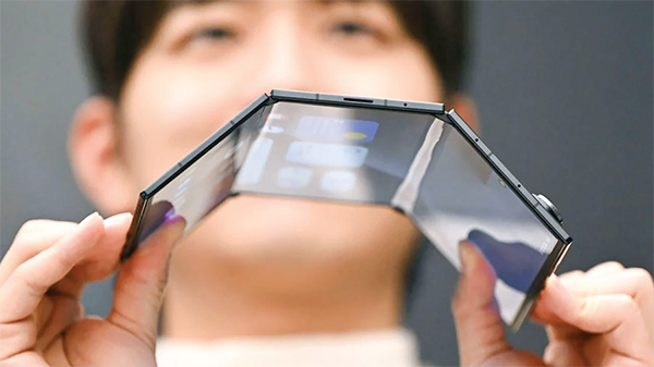 স্যামসাংয়ের প্রথম মাল্টি ফোল্ডিং ফোন উন্মোচন