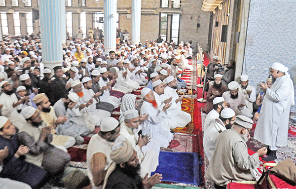 সারাদেশের মসজিদগুলোতে বিশেষ দোয়া