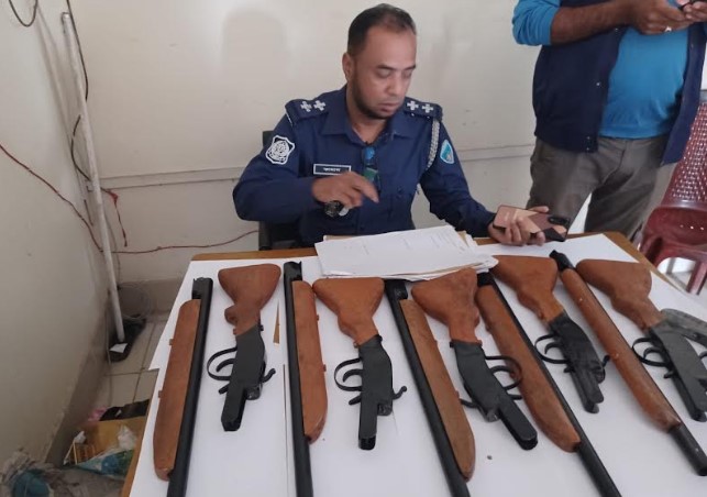 ৯৯৯ নম্বরে ফোনকলে কবর থেকে আগ্নেয়াস্ত্র উদ্ধার