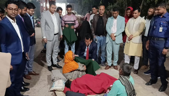 চাঁদপুরে দরিদ্র ও অসহায় মানুষের মাঝে শীতবস্ত্র বিতরণ চাঁদপুরে দরিদ্র ও অসহায় মানুষের মাঝে শীতবস্ত্র বিতরণ