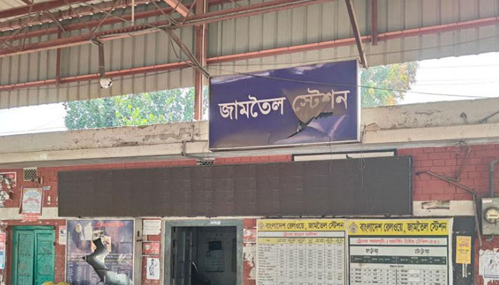 চলন্ত ট্রেন থেকে নামতে গিয়ে যুবকের মৃত্যু চলন্ত ট্রেন থেকে নামতে গিয়ে যুবকের মৃত্যু