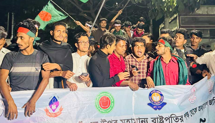 শিক্ষা ভবনের সামনে রাতেও আন্দোলনরত শিক্ষার্থীদের অবস্থান