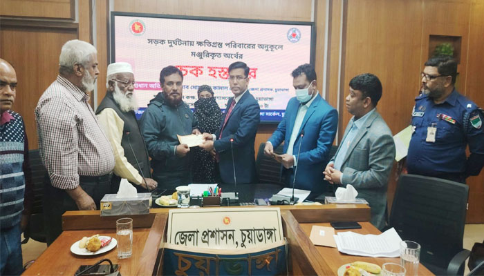 চুয়াডাঙ্গায় সড়ক দুর্ঘটনায় ক্ষতিগ্রস্তদেরকে আর্থিক সহায়তা