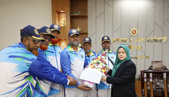 মুন্সীগঞ্জের নবাগত জেলা প্রশাসককে সংস্থার নেতৃবৃন্দের ফুলেল শুভেচ্ছা মুন্সীগঞ্জের নবাগত জেলা প্রশাসককে সংস্থার নেতৃবৃন্দের ফুলেল শুভেচ্ছা