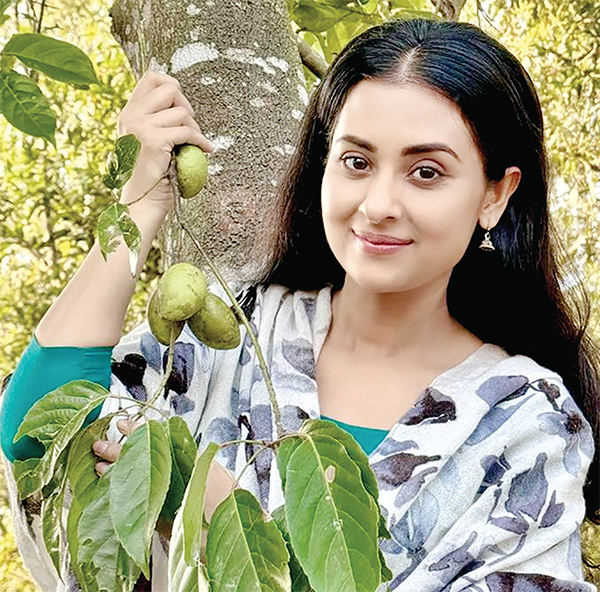 জলপাই বাগানে প্রকৃতির সজিবতায় বুবলী