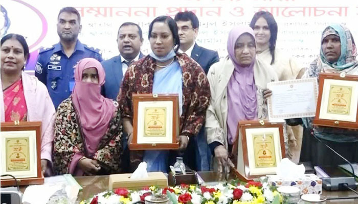 বেগম রোকেয়া দিবসে সিরাজগঞ্জে ৫ অদম্য নারীকে সম্মাননা বেগম রোকেয়া দিবসে সিরাজগঞ্জে ৫ অদম্য নারীকে সম্মাননা