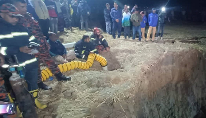 ১০ ঘণ্টায়ও উদ্ধার হয়নি গর্তে পড়ে যাওয়া রাজশাহীর শিশুটি ১০ ঘণ্টায়ও উদ্ধার হয়নি গর্তে পড়ে যাওয়া রাজশাহীর শিশুটি