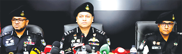 র্যাব পরিচয়ে ডাকাতির প্রস্তুতিকালে গ্রেপ্তার ছয় র্যাব পরিচয়ে ডাকাতির প্রস্তুতিকালে গ্রেপ্তার ছয়