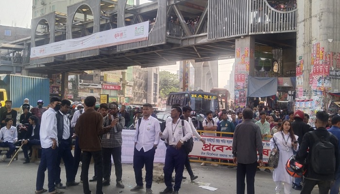 ফার্মগেটে তেজগাঁও কলেজের শিক্ষার্থীদের সড়ক অবরোধ ফার্মগেটে তেজগাঁও কলেজের শিক্ষার্থীদের সড়ক অবরোধ