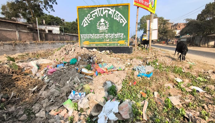 চুয়াডাঙ্গা জেলা কারাগারের সামনে ময়লার স্তূপ, স্বাস্থ্যঝুঁকিতে কারাবন্দিরা চুয়াডাঙ্গা জেলা কারাগারের সামনে ময়লার স্তূপ, স্বাস্থ্যঝুঁকিতে কারাবন্দিরা