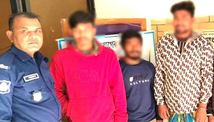 সিরাজগঞ্জে বাসে ডাকাতির চেষ্টা, গ্রেপ্তার ৩ সিরাজগঞ্জে বাসে ডাকাতির চেষ্টা, গ্রেপ্তার ৩