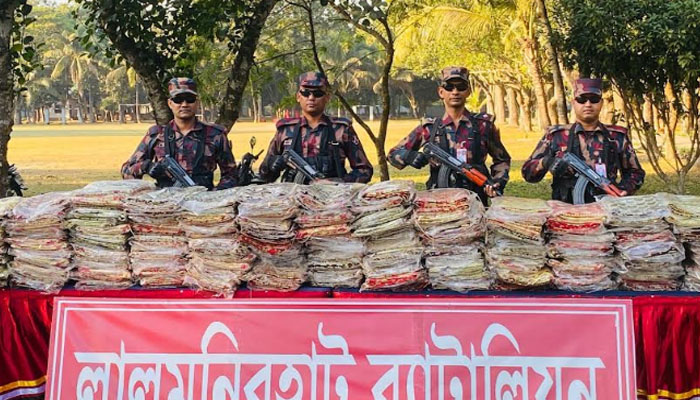 সীমান্তে ২৭ লক্ষাধিক টাকার স্বর্ণ কাতান শাড়ি জব্দ সীমান্তে ২৭ লক্ষাধিক টাকার স্বর্ণ কাতান শাড়ি জব্দ