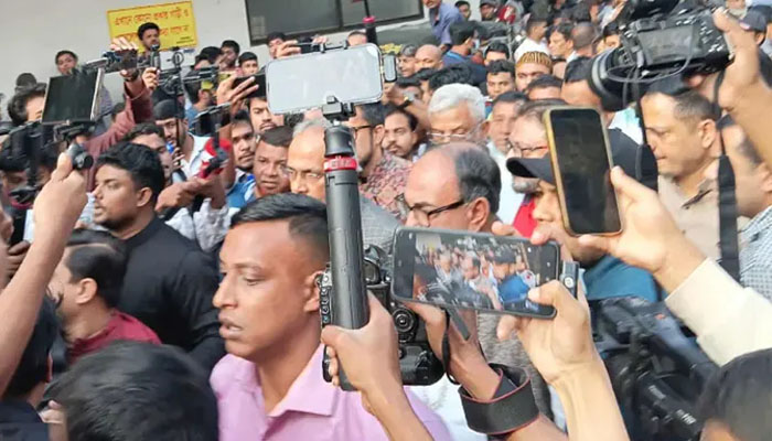 গুলিবিদ্ধ ওসমান হাদিকে দেখতে ঢামেকে মির্জা আব্বাস গুলিবিদ্ধ ওসমান হাদিকে দেখতে ঢামেকে মির্জা আব্বাস