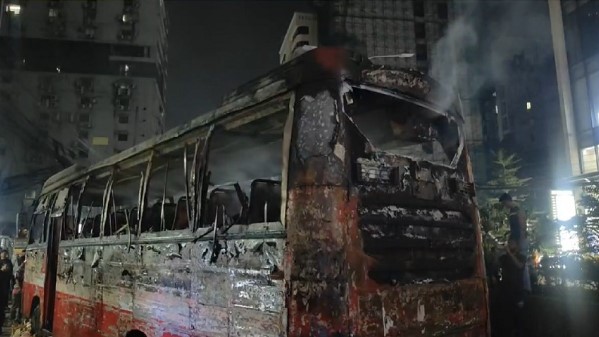 রাজধানীতে চলন্ত বাসে আগুন রাজধানীতে চলন্ত বাসে আগুন