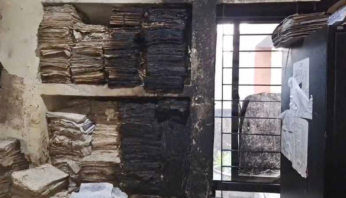 গভীর রাতে লক্ষ্মীপুর জেলা নির্বাচন অফিসে আগুন গভীর রাতে লক্ষ্মীপুর জেলা নির্বাচন অফিসে আগুন