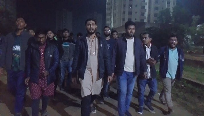 হাদির ওপর হামলার প্রতিবাদে নজরুল বিশ্ববিদ্যালয় শিক্ষার্থীদের বিক্ষোভ