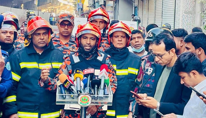 ধোঁয়া ও ঝুট গোডাউন থাকায় আগুন নিয়ন্ত্রণে বেগ পেতে হচ্ছে: ফায়ার সার্ভিস ধোঁয়া ও ঝুট গোডাউন থাকায় আগুন নিয়ন্ত্রণে বেগ পেতে হচ্ছে: ফায়ার সার্ভিস