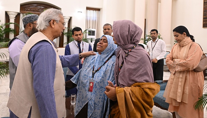 হাদির পরিবারের সঙ্গে প্রধান উপদেষ্টার সাক্ষাৎ, সর্বোত্তম চিকিৎসা নিশ্চিতের আশ্বাস হাদির পরিবারের সঙ্গে প্রধান উপদেষ্টার সাক্ষাৎ, সর্বোত্তম চিকিৎসা নিশ্চিতের আশ্বাস